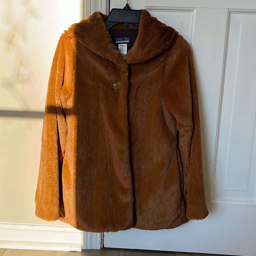 Patagonia girls brown faux fur (2 button) coat. With pockets. Very soft!